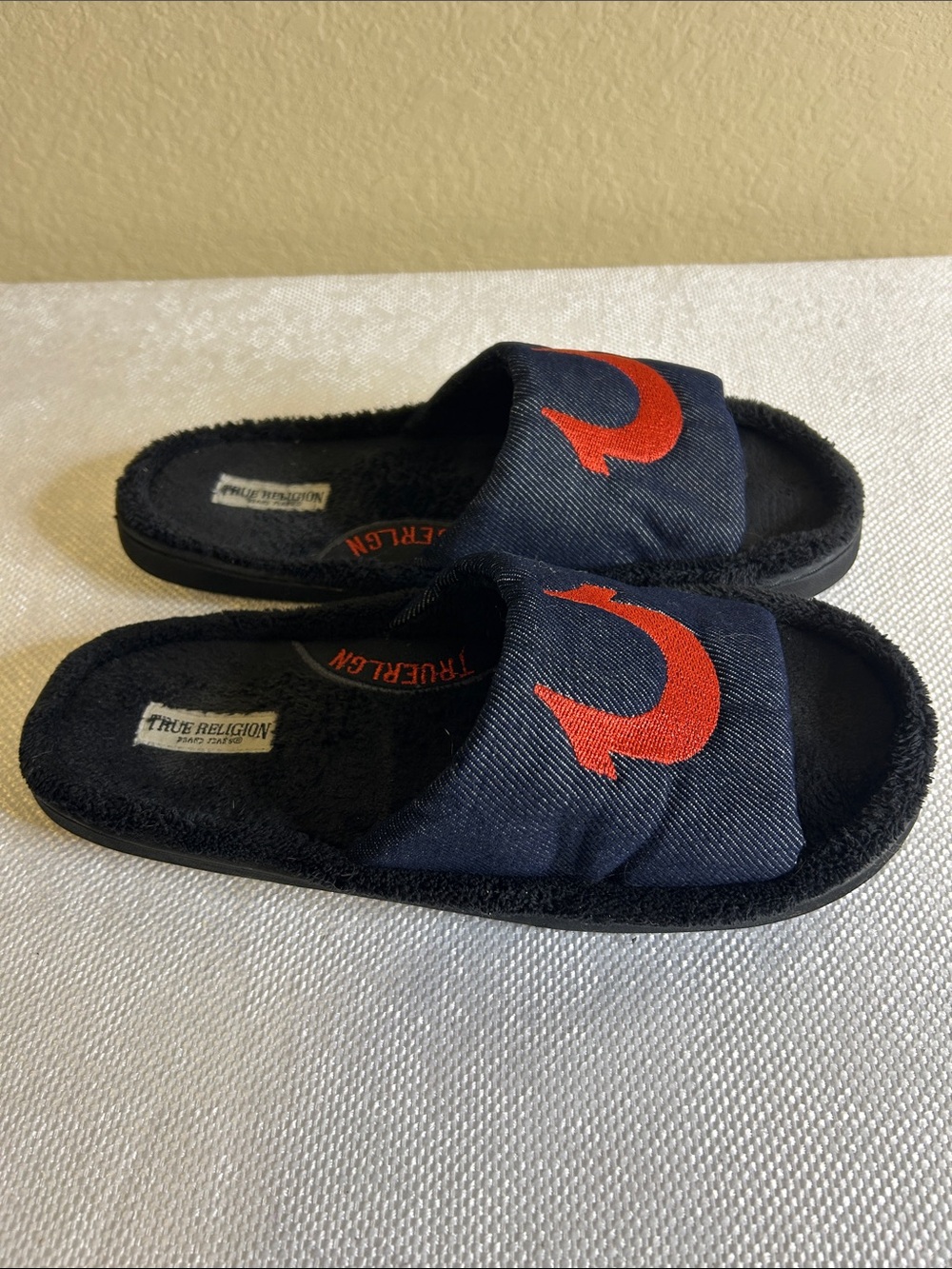 Men’s True Religion Slippers Slides 
Size M (9-10)